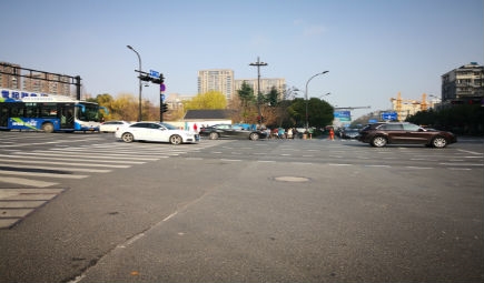 夜間安全過街神器“智安樁” 傳感器可不少出力 夜間安全過街神器“智安樁” 傳感器可不少出力
